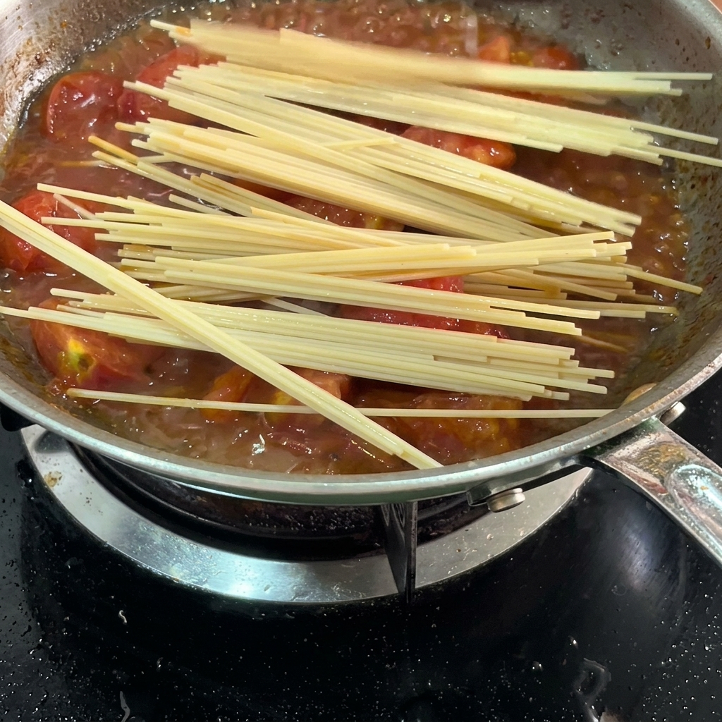 Spaghettis crus imbibés dans la sauce tomate.