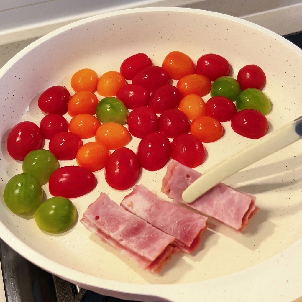 Tranches de bacon ajoutées dans la poêle avec les tomates.