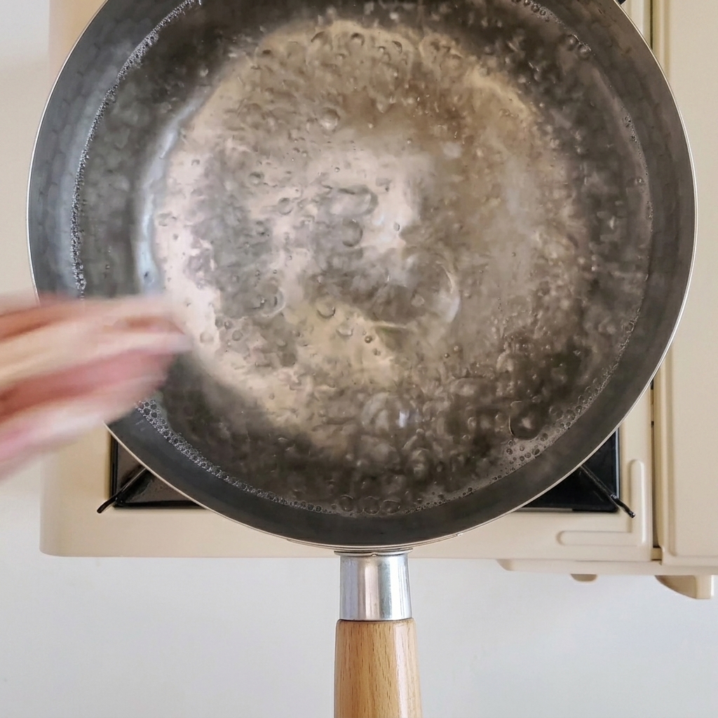 Fines tranches de bœuf gras plongées dans une casserole deau bouillante.