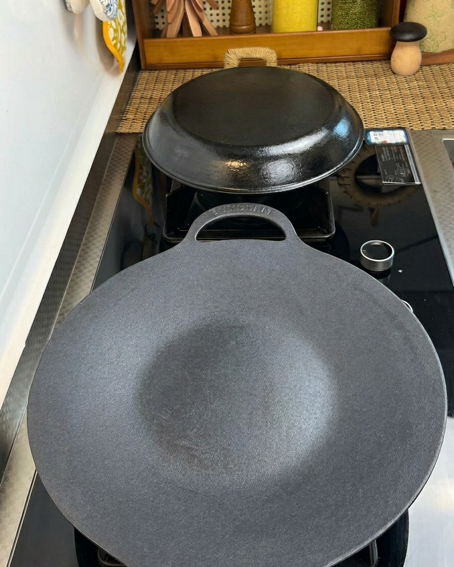 Tranches de poitrine de porc saisies dans une poêle en fonte, montrant des bords dorés.