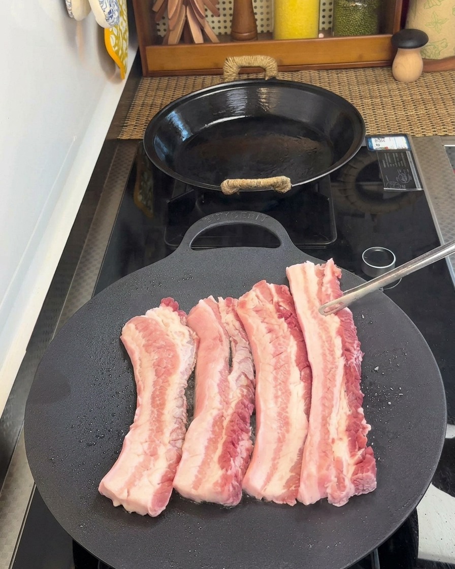 Utilisation dune pince pour retourner les tranches de porc dans la poêle.