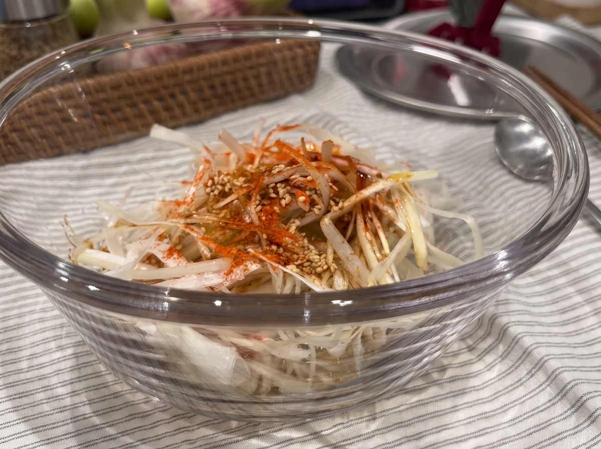 Tranches de poitrine de porc caramélisées et dorées retournées dans la poêle.
