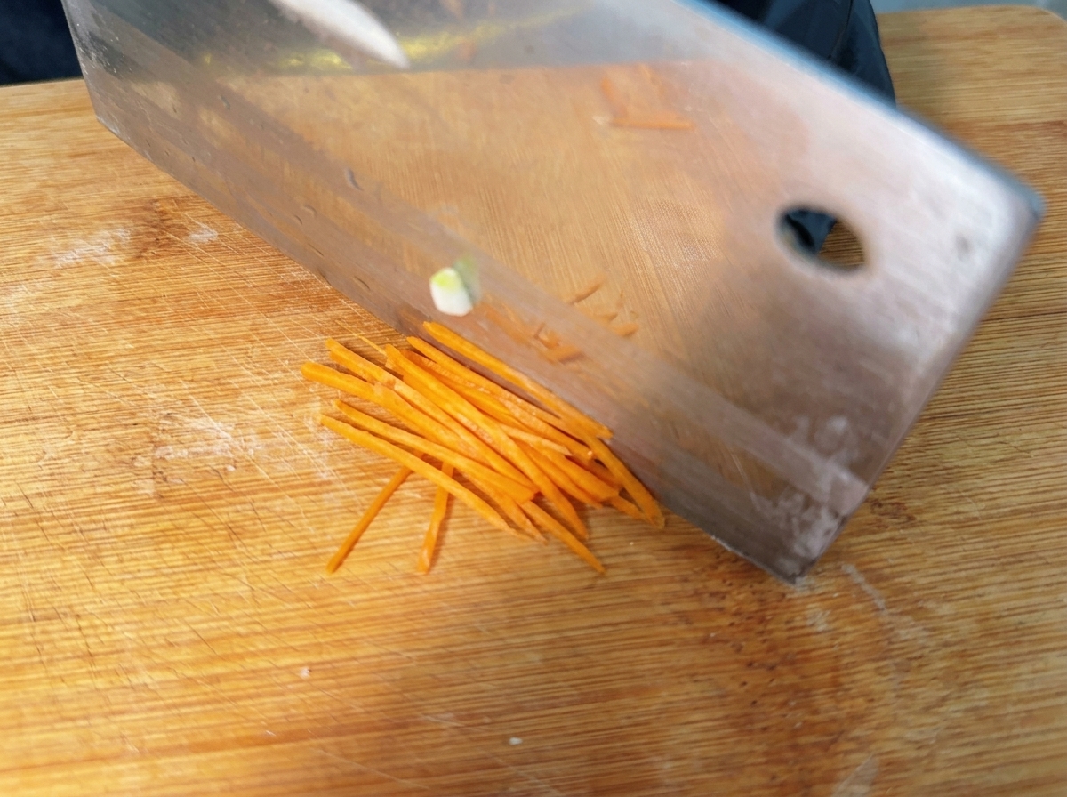 Bâtonnets fins de carottes prêts pour lassemblage.