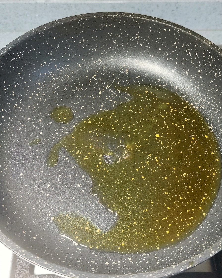 Ail émincé et pâte de crevettes rouge crépitant dans lhuile chaude.