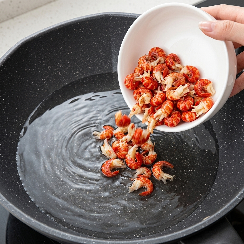 Queues décrevisses blanchies dans une casserole deau bouillante avec des aromates.