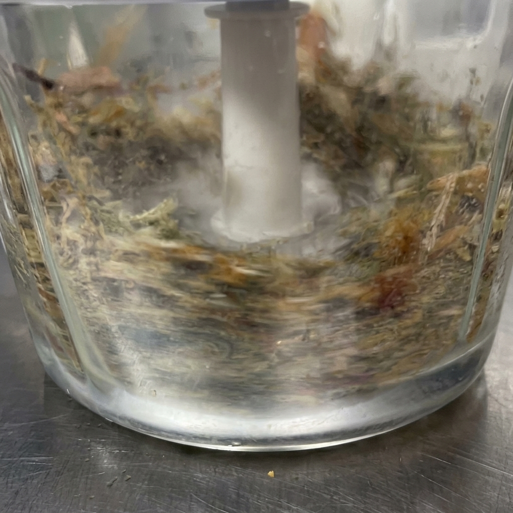 Ajout de la fine poudre de poisson dans la base de sauce liquide dans la casserole.
