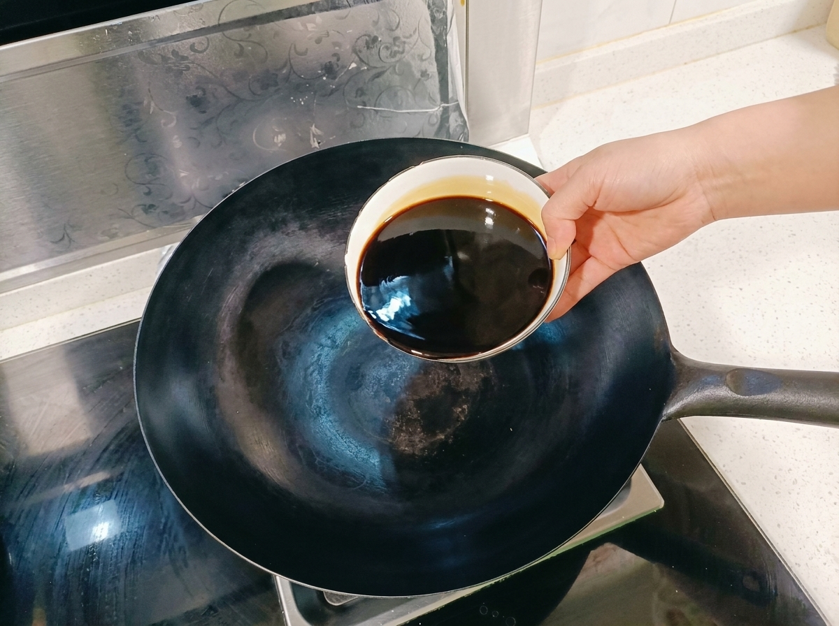 Mélange de sauce soja et dépices aromatiques mijotant dans un wok.