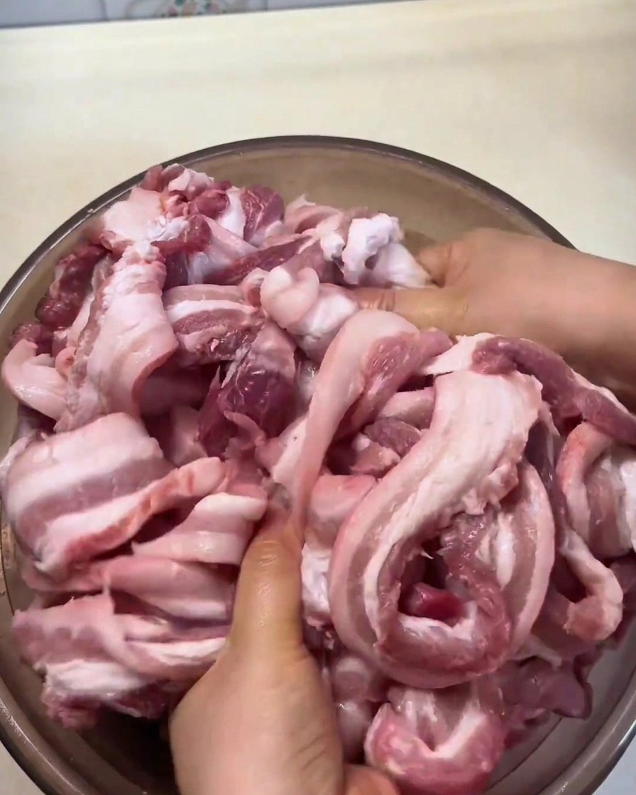 Poitrine de porc massée à la main avec les épices et les assaisonnements.