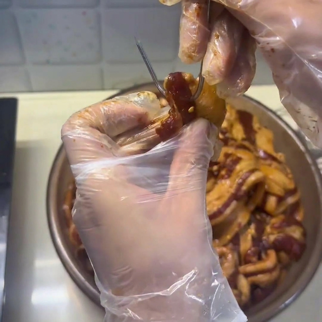 Tranches de porc séché fermes disposées dans un panier vapeur.