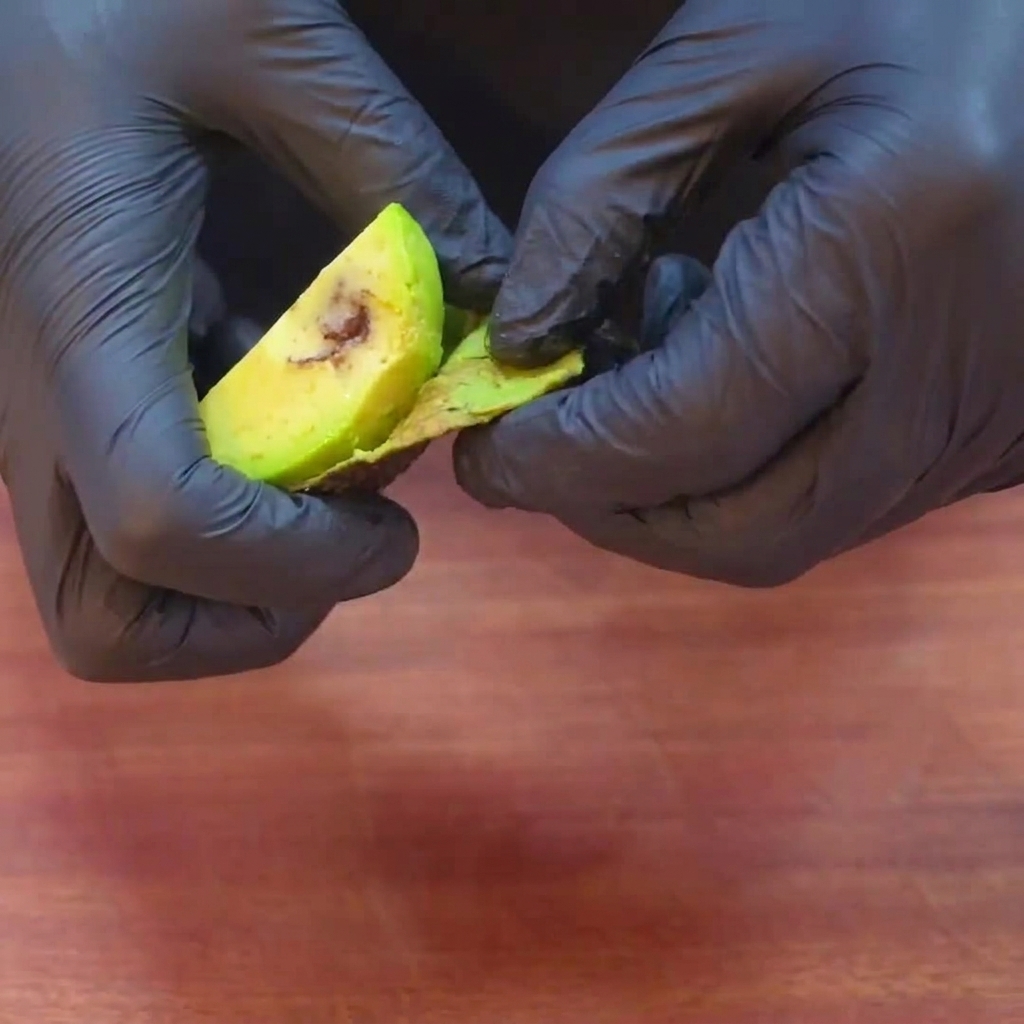 Tranches uniformes davocat vert pelées et prêtes pour le montage du burger.