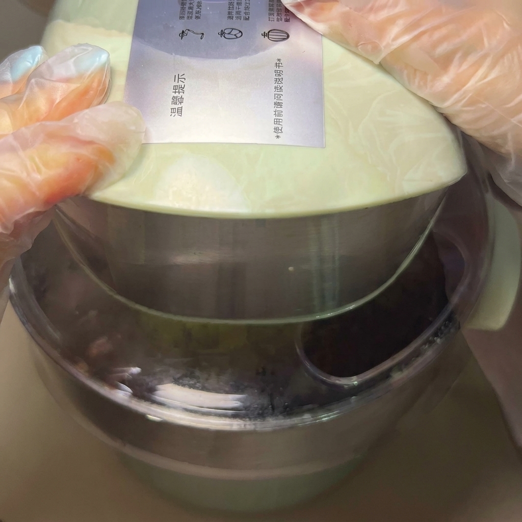Des mains formant une boule de pâte lisse et ronde.