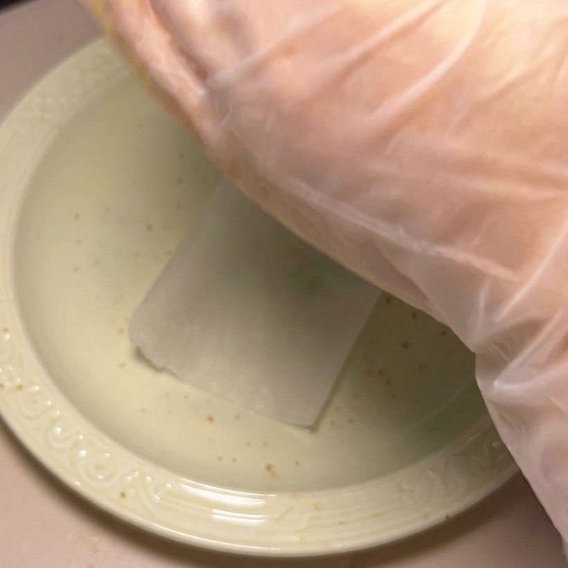 Une main façonnant une portion de bœuf haché assaisonné en un steak rond et uniforme.