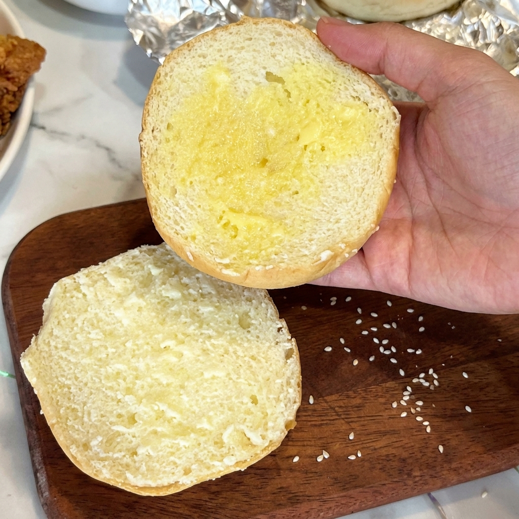 Moitié de pain beurrée prête à toaster.