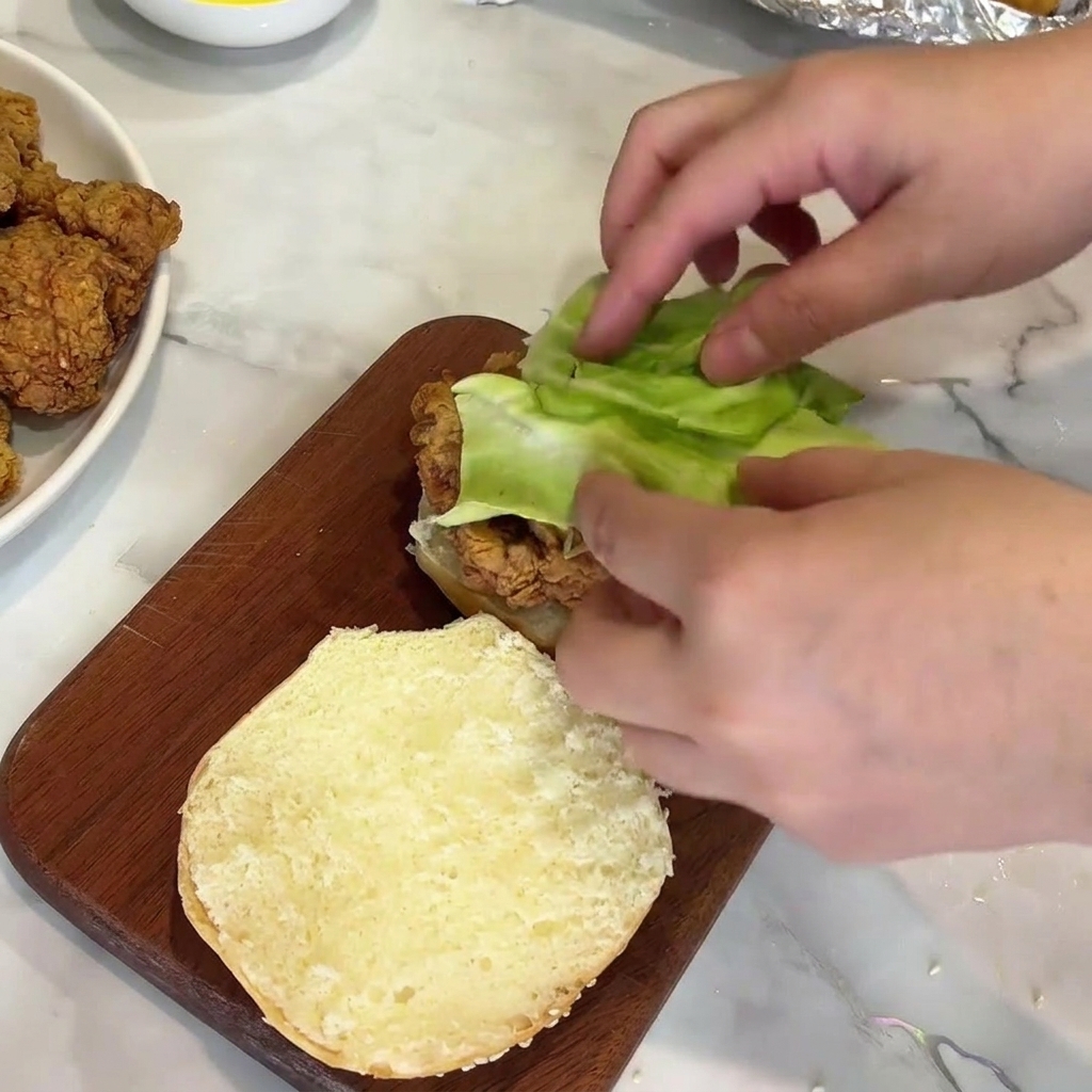 Installation dune feuille de laitue sur le poulet frit.