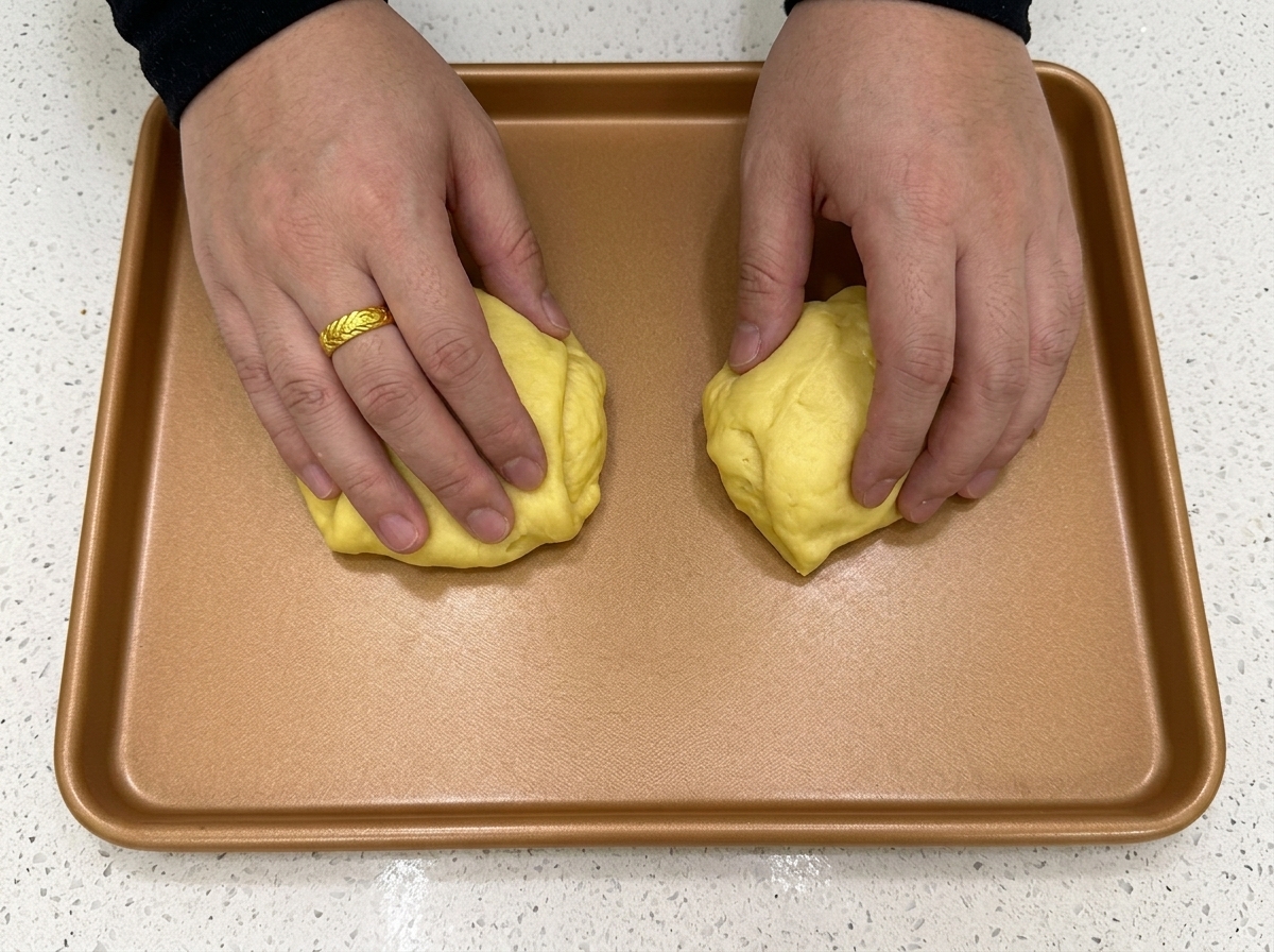 Morceaux de pâte découpés en portions égales avec une corne sur une surface plane.