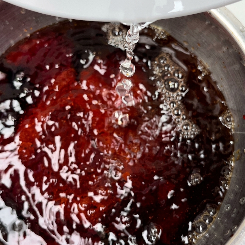 Une noix de beurre fondant dans une poêle chaude en acier inoxydable.