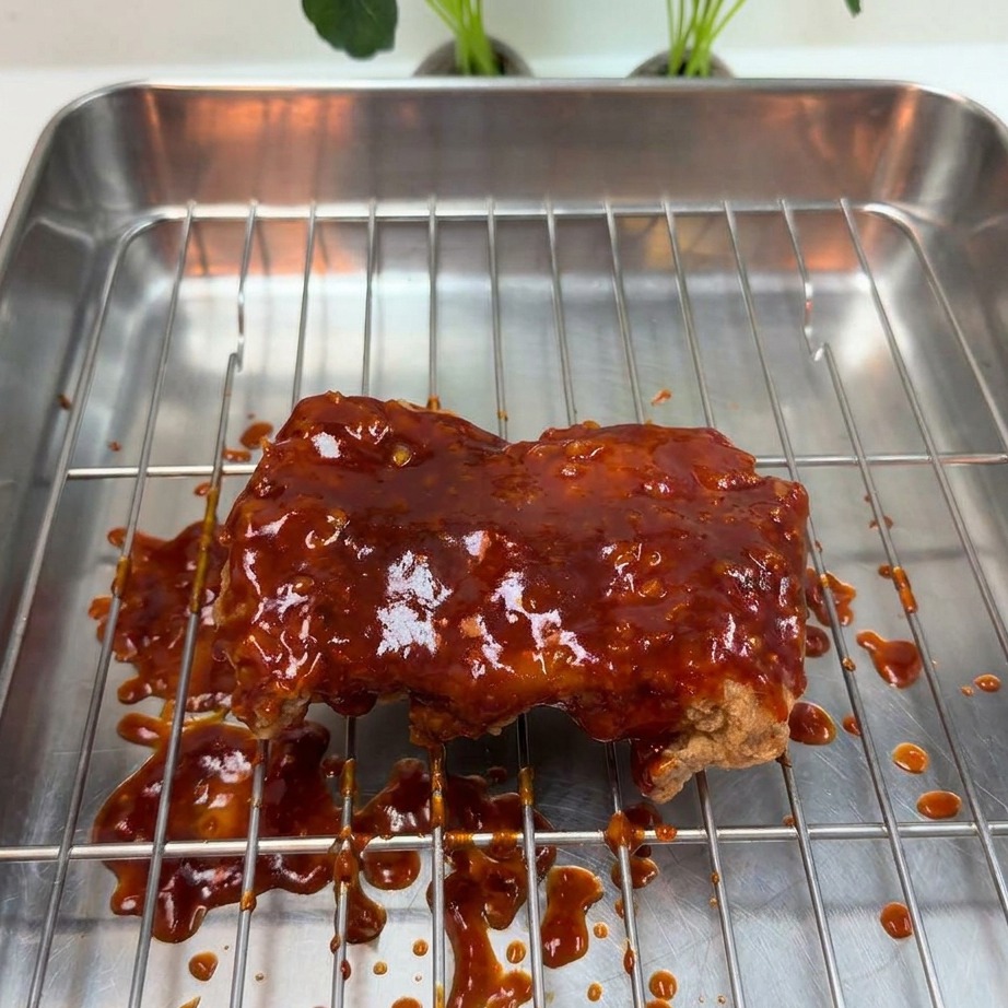 Une base de pain toastée garnie de chou rouge émincé et de maïs jaune.