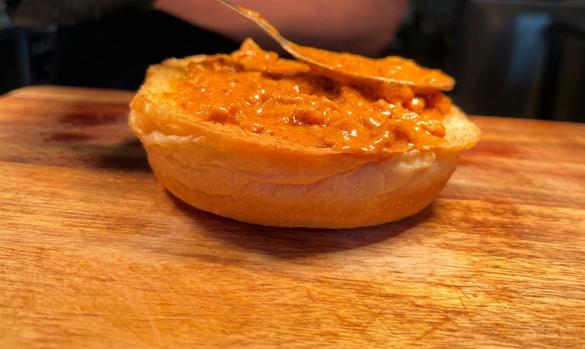 Sauce crémeuse étalée sur le pain à burger.