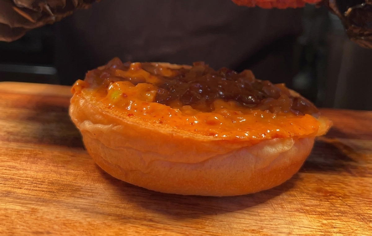 Le filet de poulet déposé sur le pain.