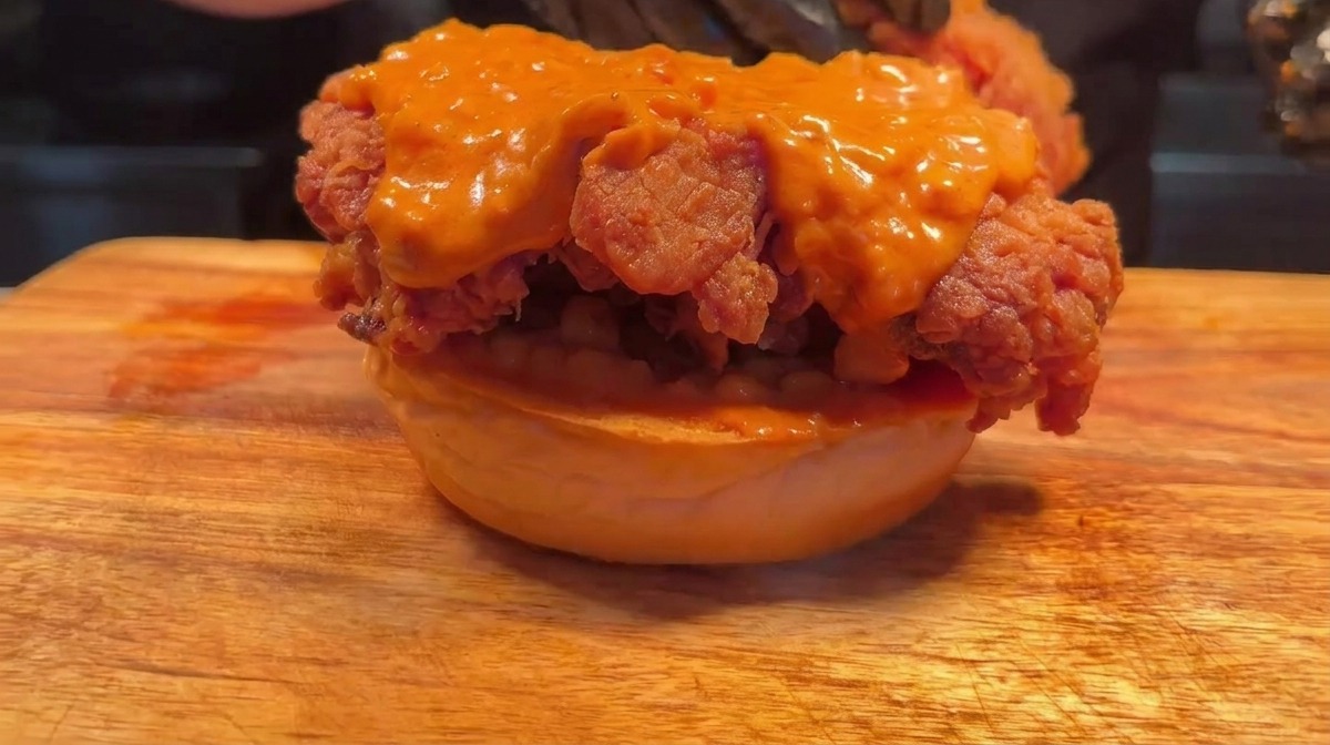 Ajout du deuxième filet de poulet par-dessus le premier.