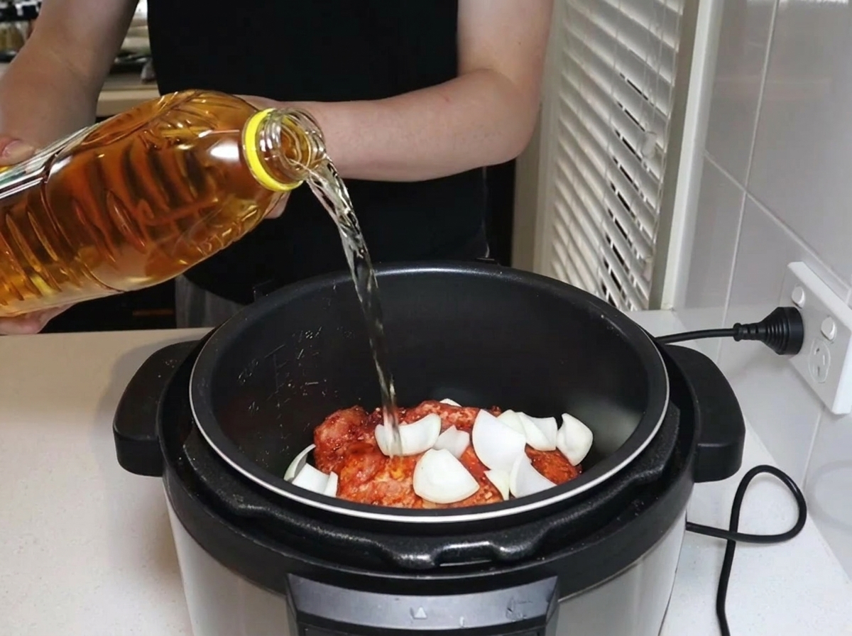 Jus de pomme versé dans lautocuiseur.