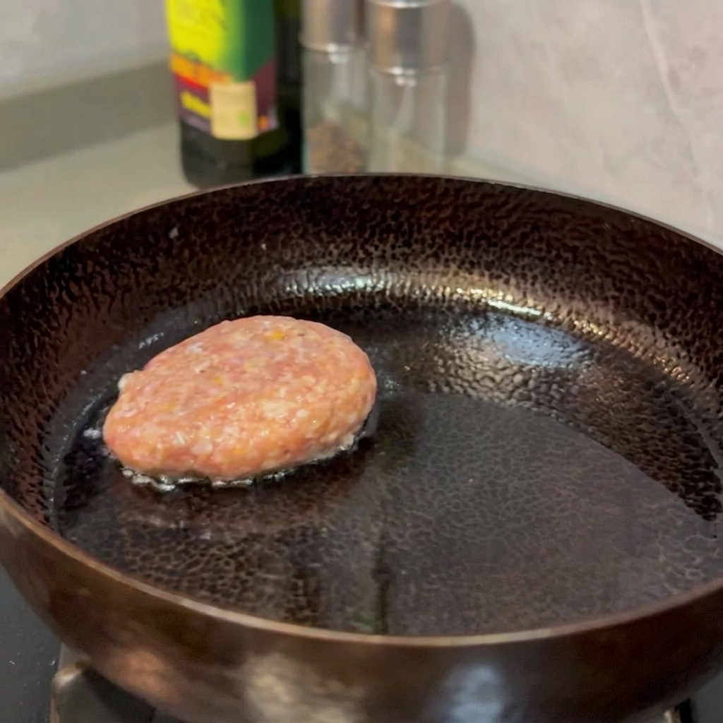Steaks de bœuf cuisant dans une poêle jusquà être bien dorés et fermes.