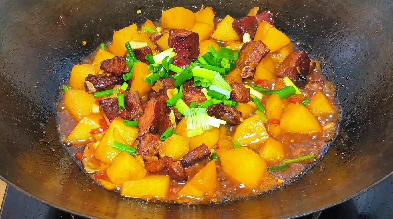 Travers de porc fumés braisés aux pommes de terre