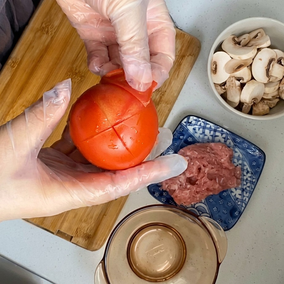 La peau retirée dune tomate blanchie et incisée.