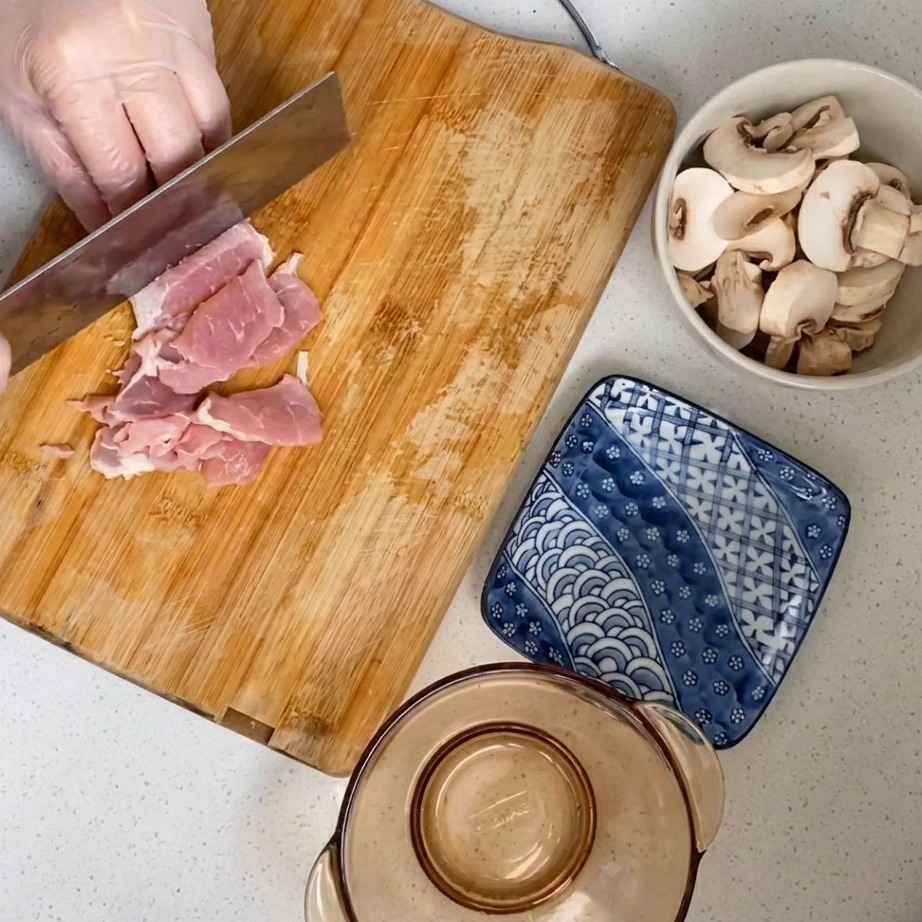 De la viande de porc crue hachée finement sur une planche en bois.