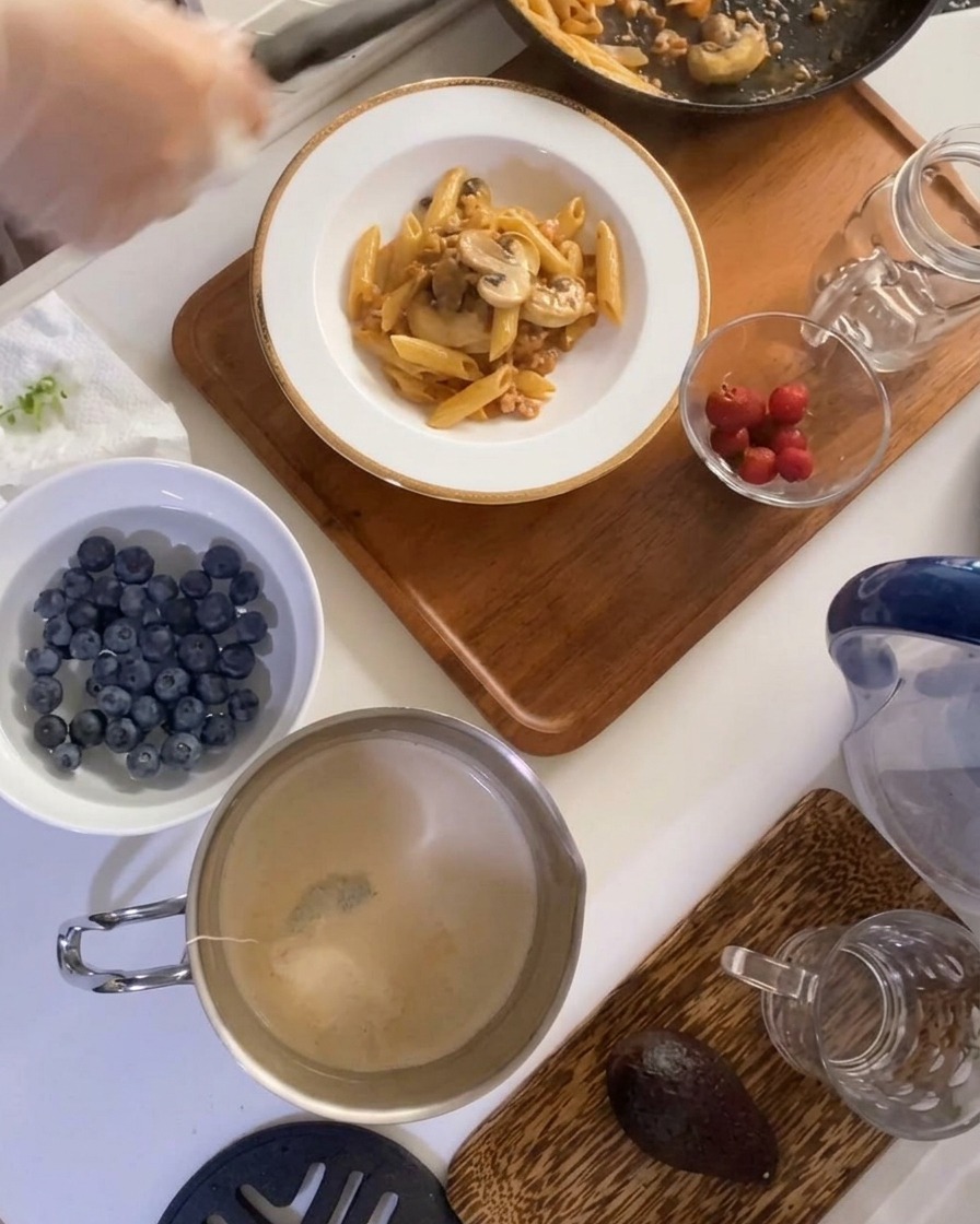 Une portion de pâtes avec la sauce à la viande et aux champignons dressée dans un bol blanc creux.