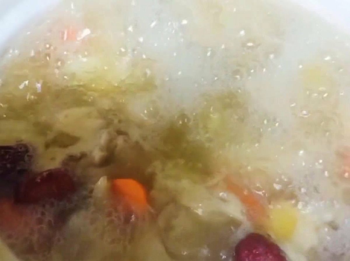 Poivre de Sichuan ajouté au ragoût de poulet et de légumes frémissant.