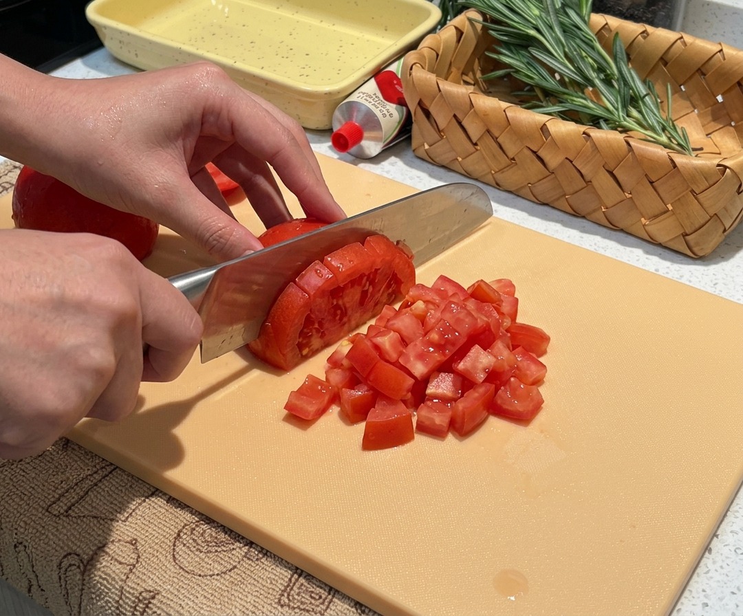 Des tomates fraîches pelées coupées en petits morceaux réguliers.