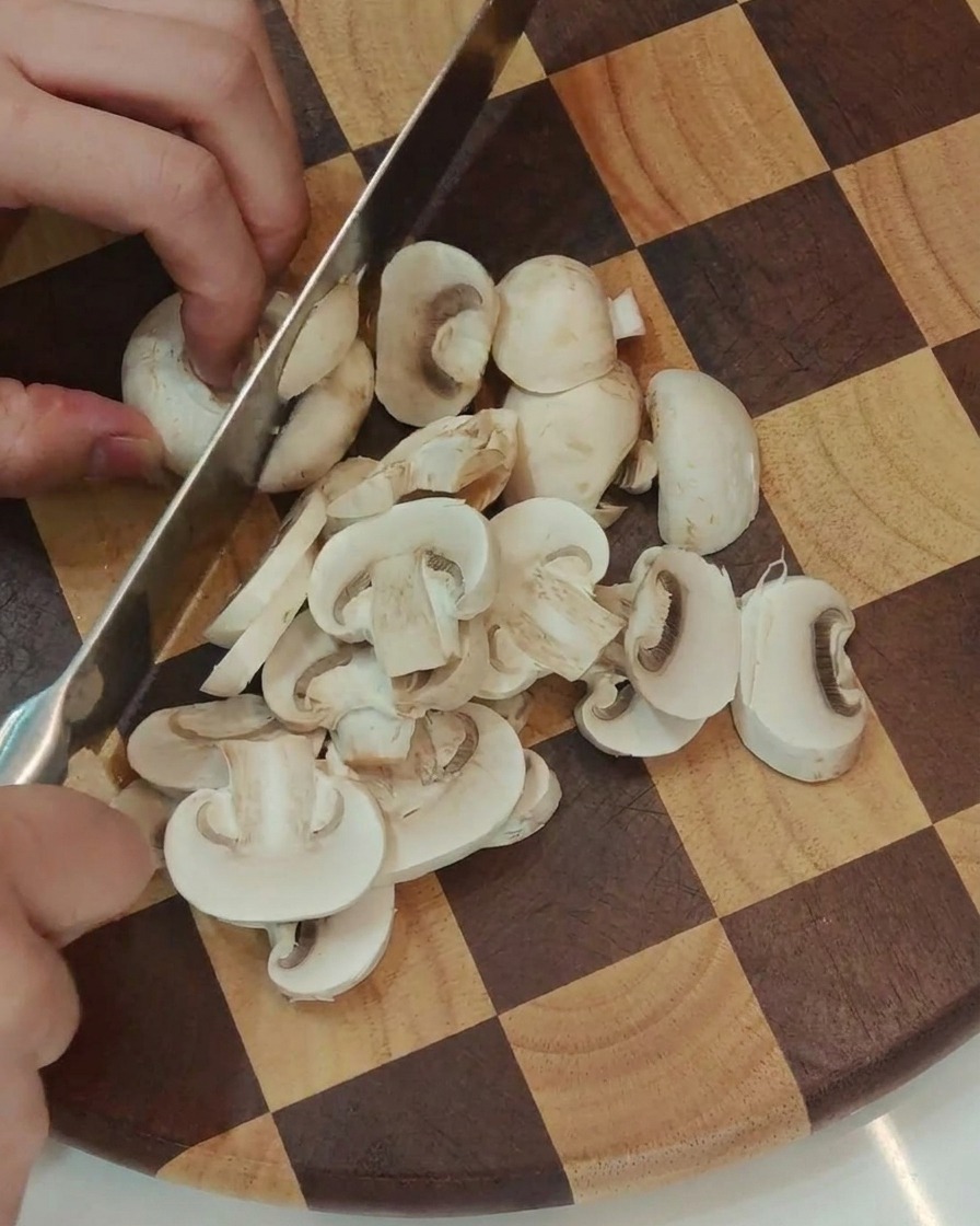Champignons de Paris frais tranchés uniformément.