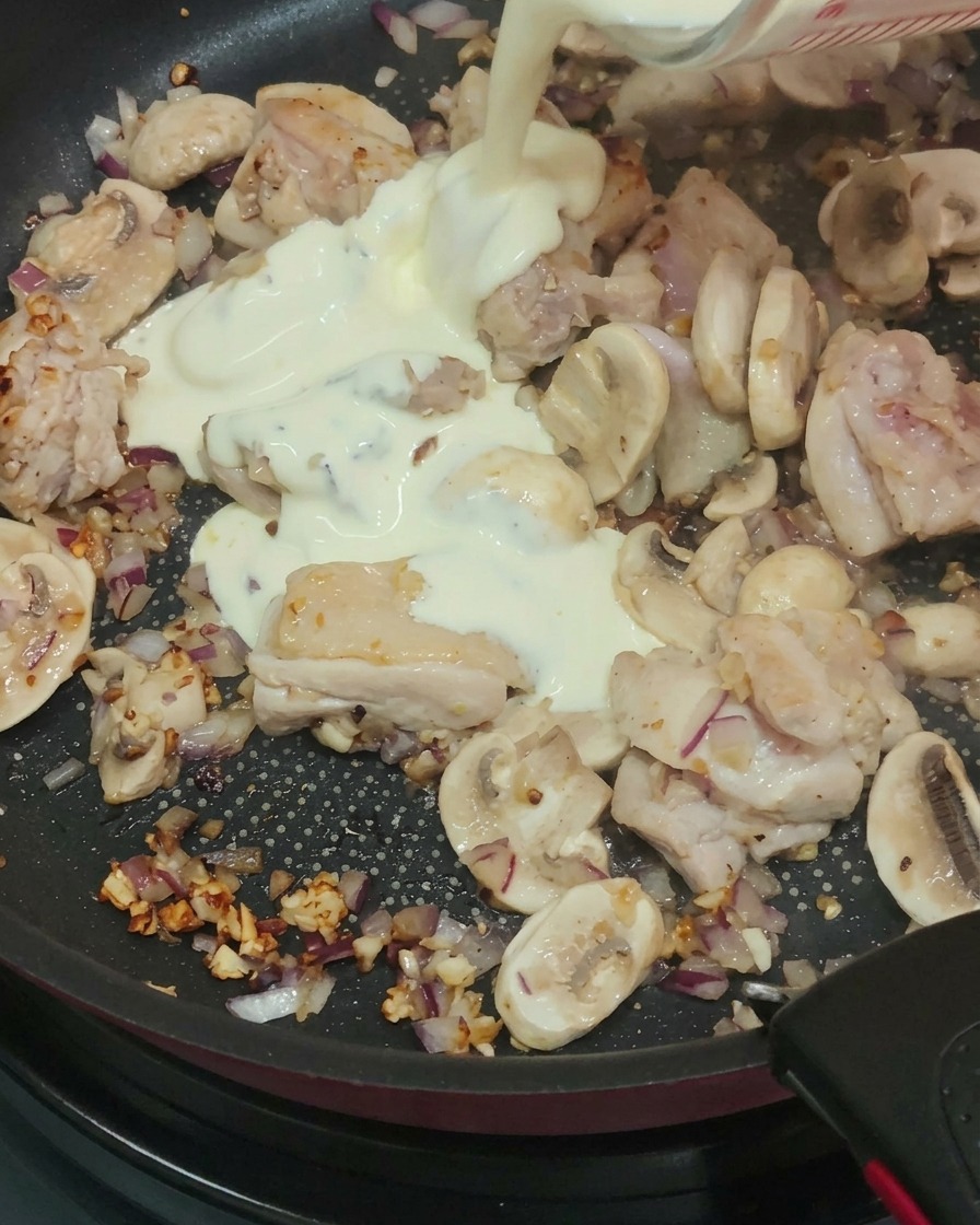 Crème, lait et vin versés dans la poêle.