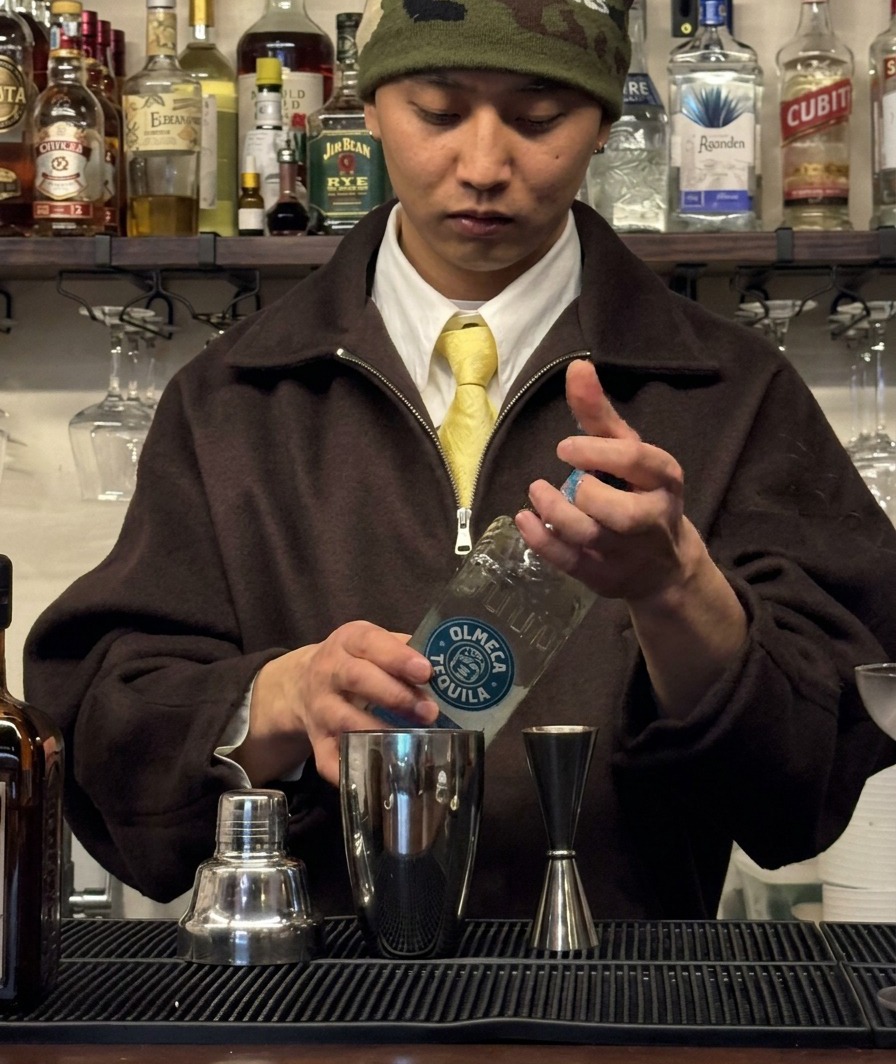 De la tequila est mesurée dans un doseur avant dêtre versée dans un shaker en métal.