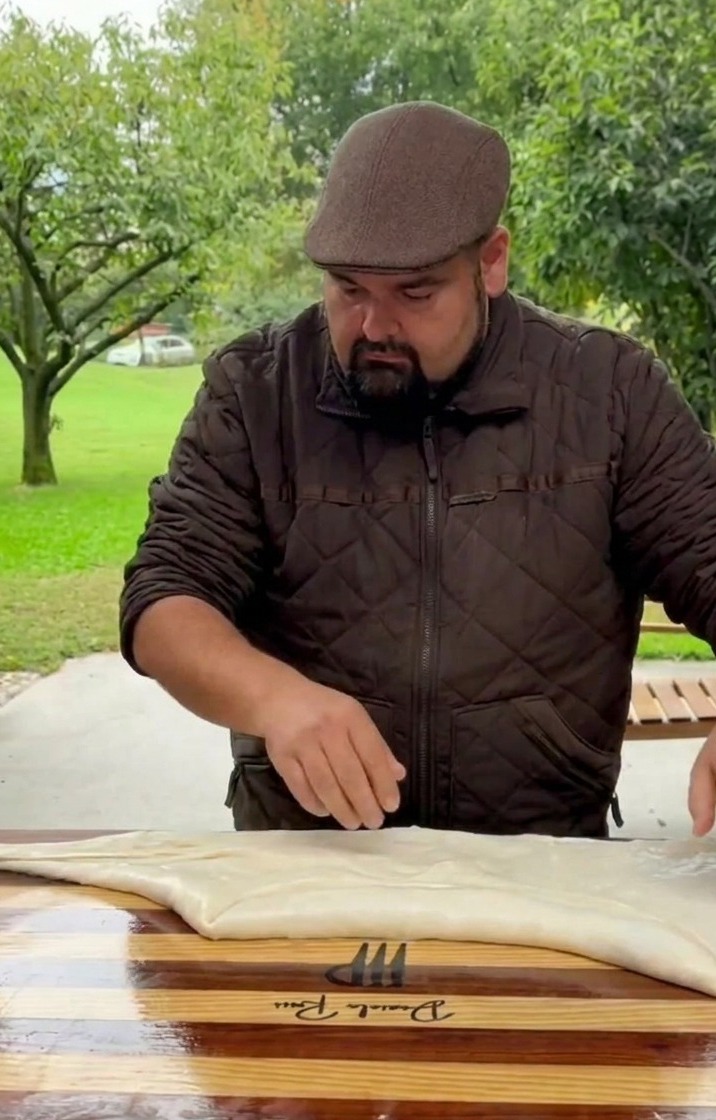 Gros plan sur des tranches de pommes de terre fines prêtes à être utilisées comme garniture.