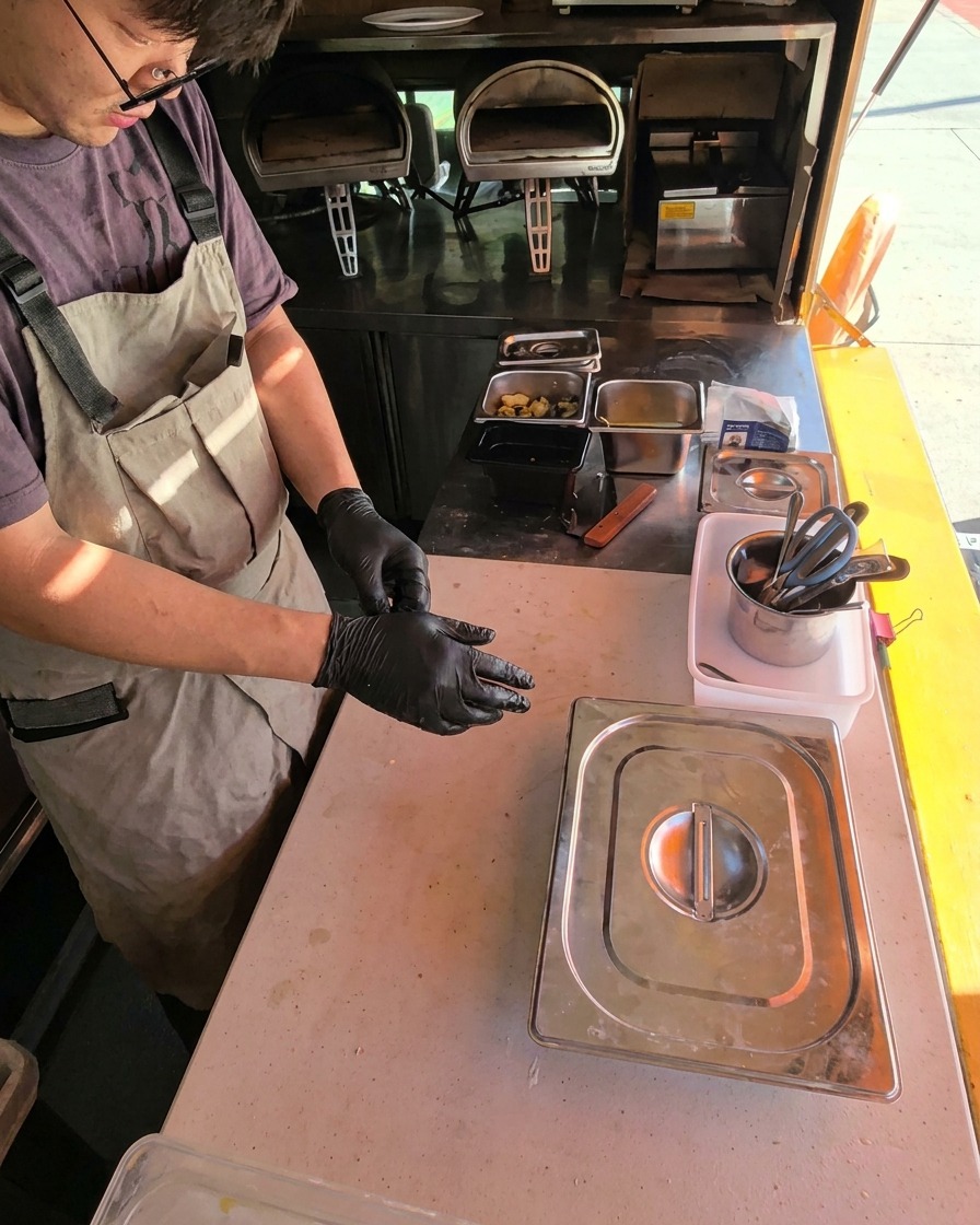 Fines tranches doignon rouge ajoutées sur la pizza.