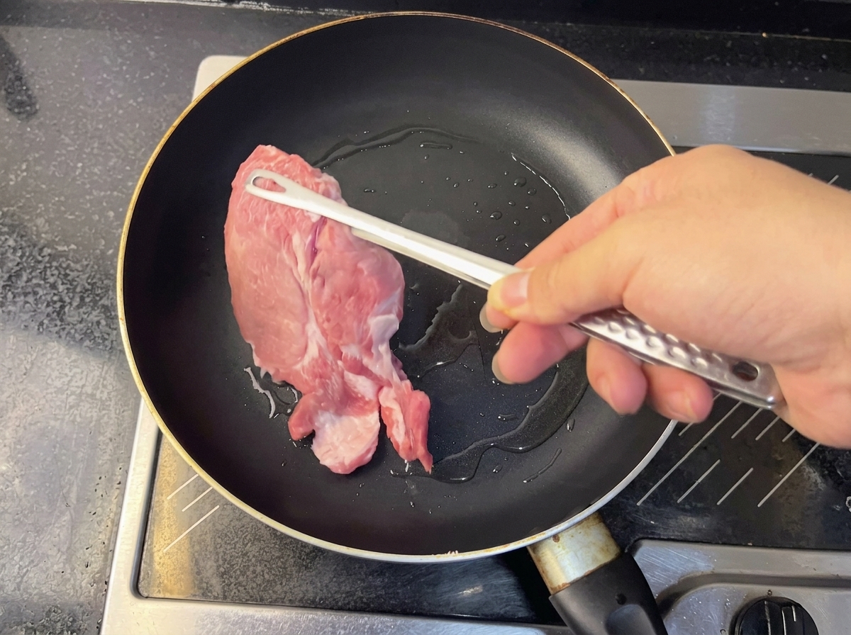Eau de cuisson chaude des nouilles versée dans le bol contenant la base de soupe.