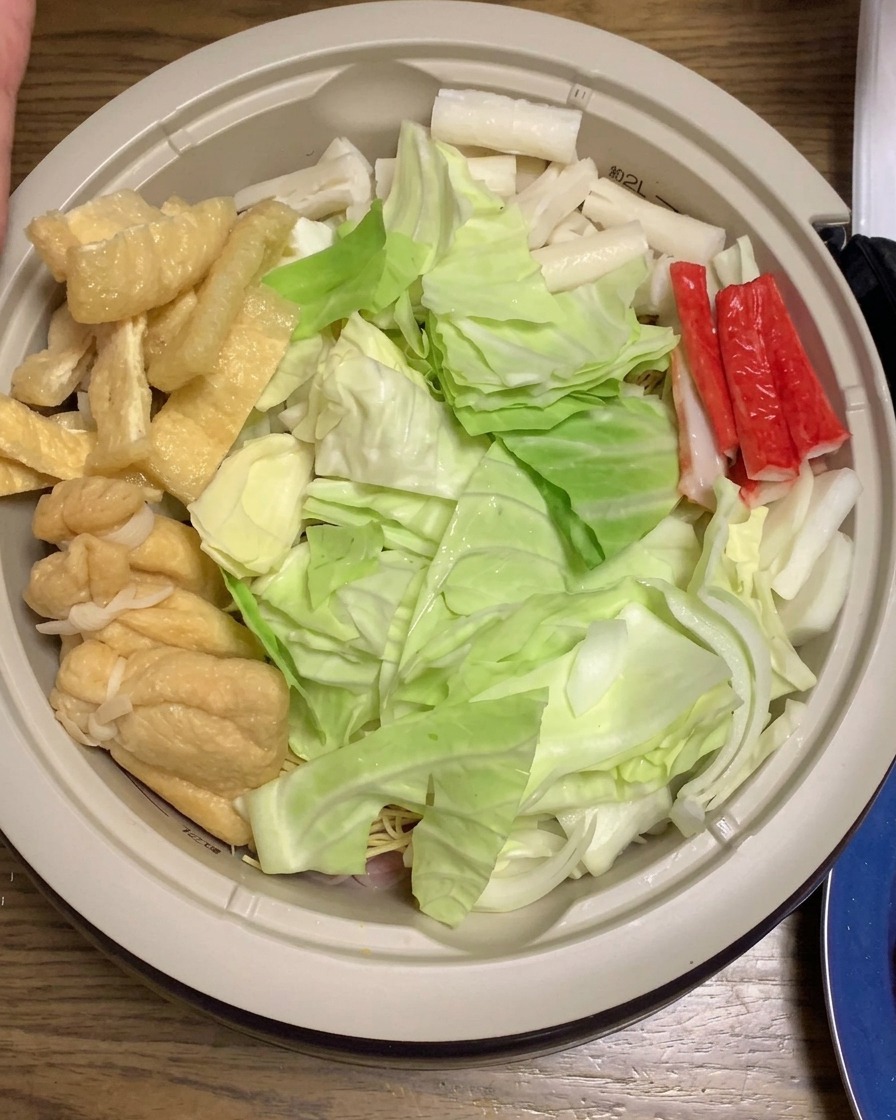Fines tranches de carotte ajoutées à la casserole parmi les autres ingrédients.