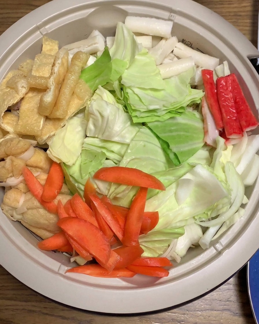 Sauce miso versée sur les ingrédients dans une grande casserole.
