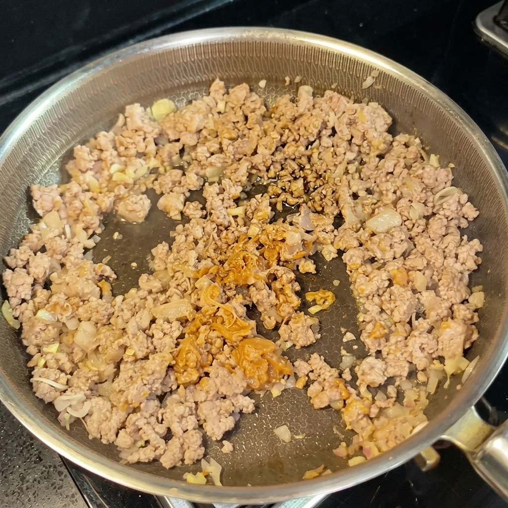 Lait de soja et sauce soja ajoutés à la poêle pour créer une sauce crémeuse.
