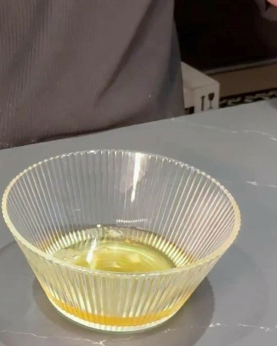 Verser du mirin et de la sauce soja dans un bol de dashi.