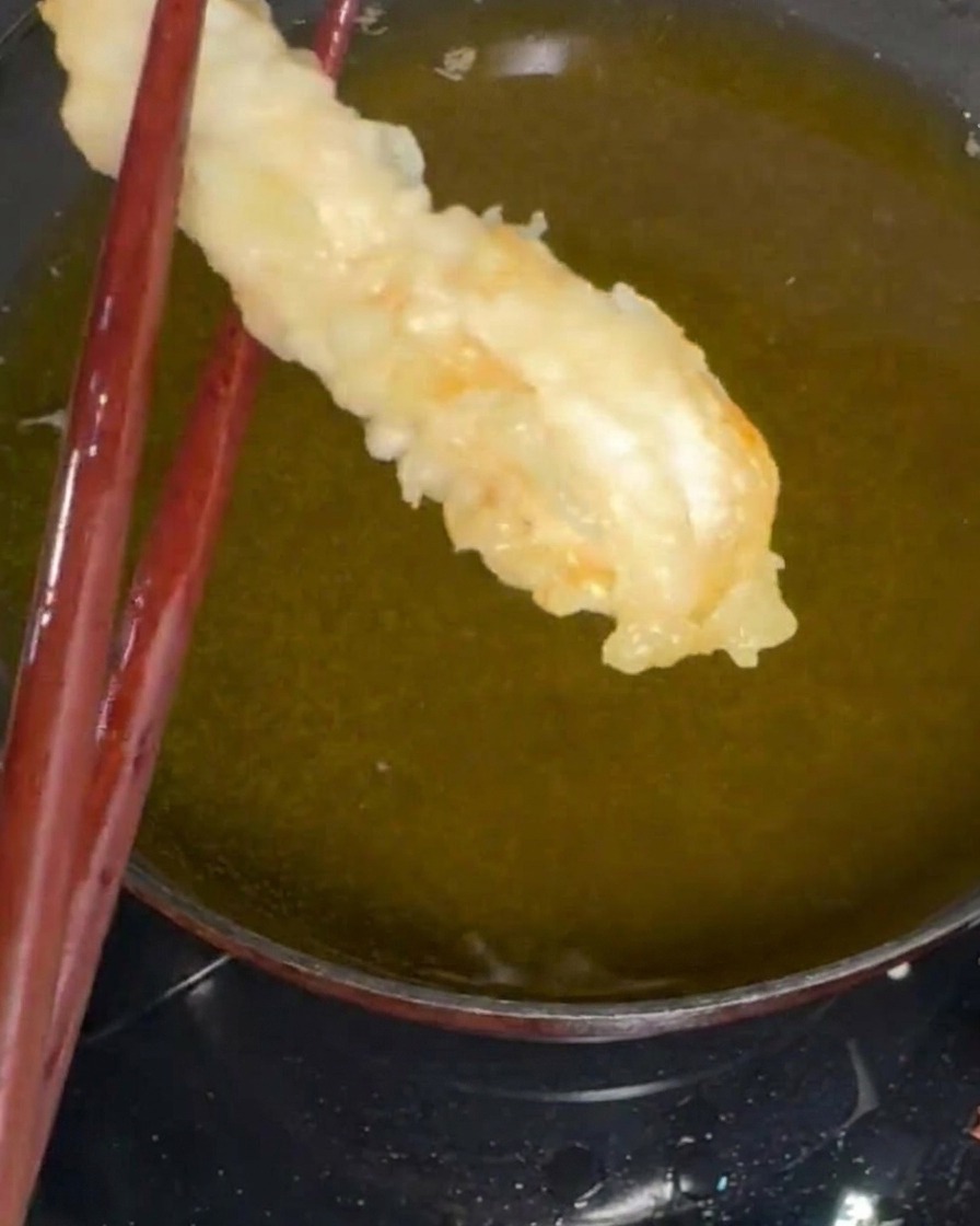 Crevettes enrobées de pâte après un léger saupoudrage de farine.