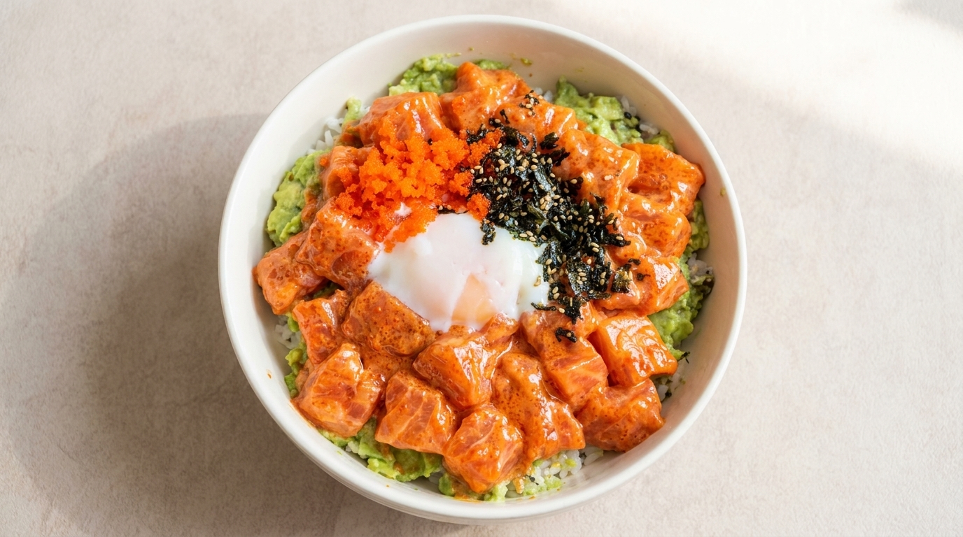 Bol de Saumon Épicé, Avocat et Œuf Onsen sur Lit de Riz