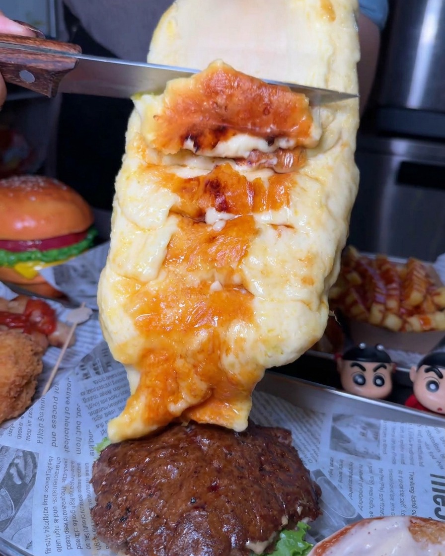 Une généreuse couche de fromage fondu et grillé raclée dune meule à laide dun couteau directement sur un steak.