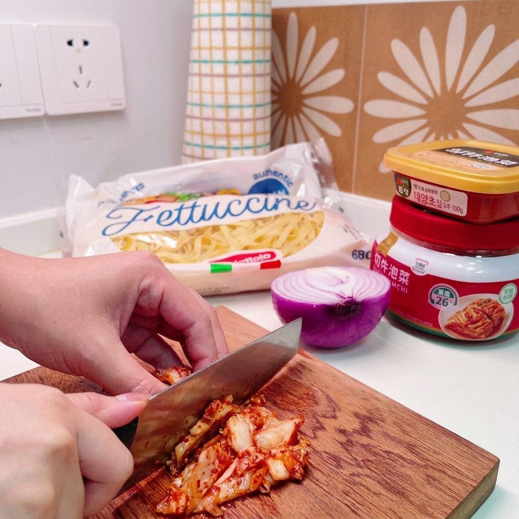 Un couteau coupant à travers un tas de kimchi de chou sur une planche à découper en bois.