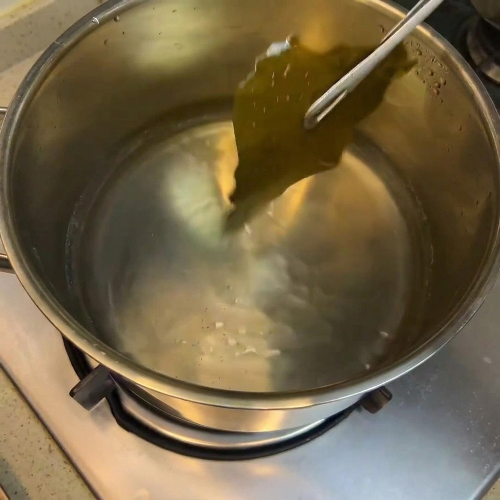 Sauce soja, vin de riz et sucre mélangés dans la casserole avec le bouillon de kombu.