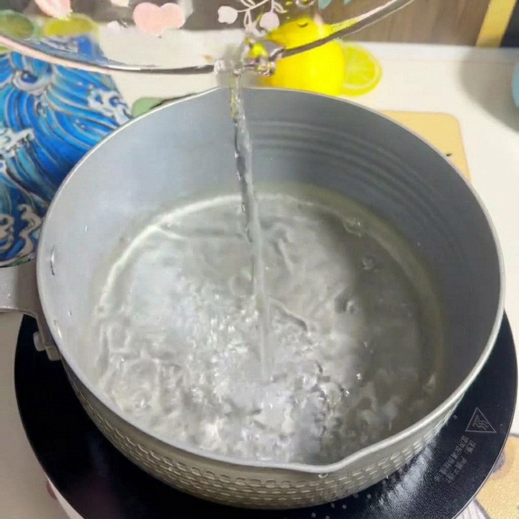 Du lait est versé dans la casserole, se mélangeant à leau.