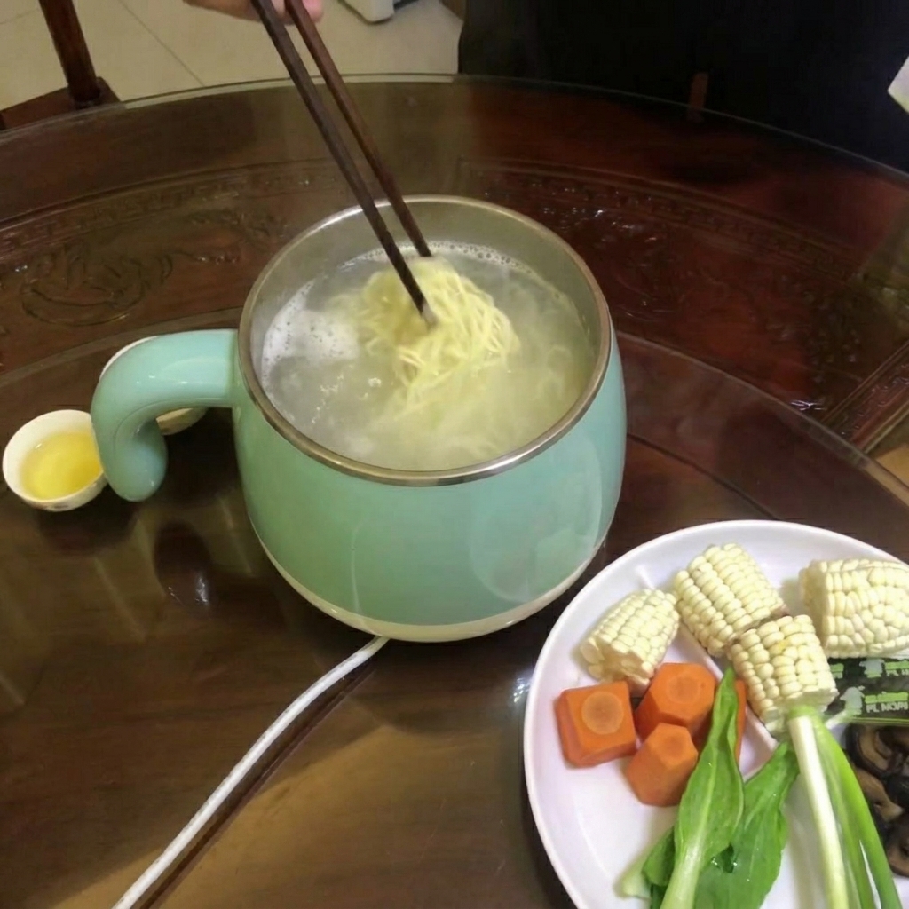 Nouilles ramen bouillantes dans une casserole deau chaude, prêtes à être égouttées.