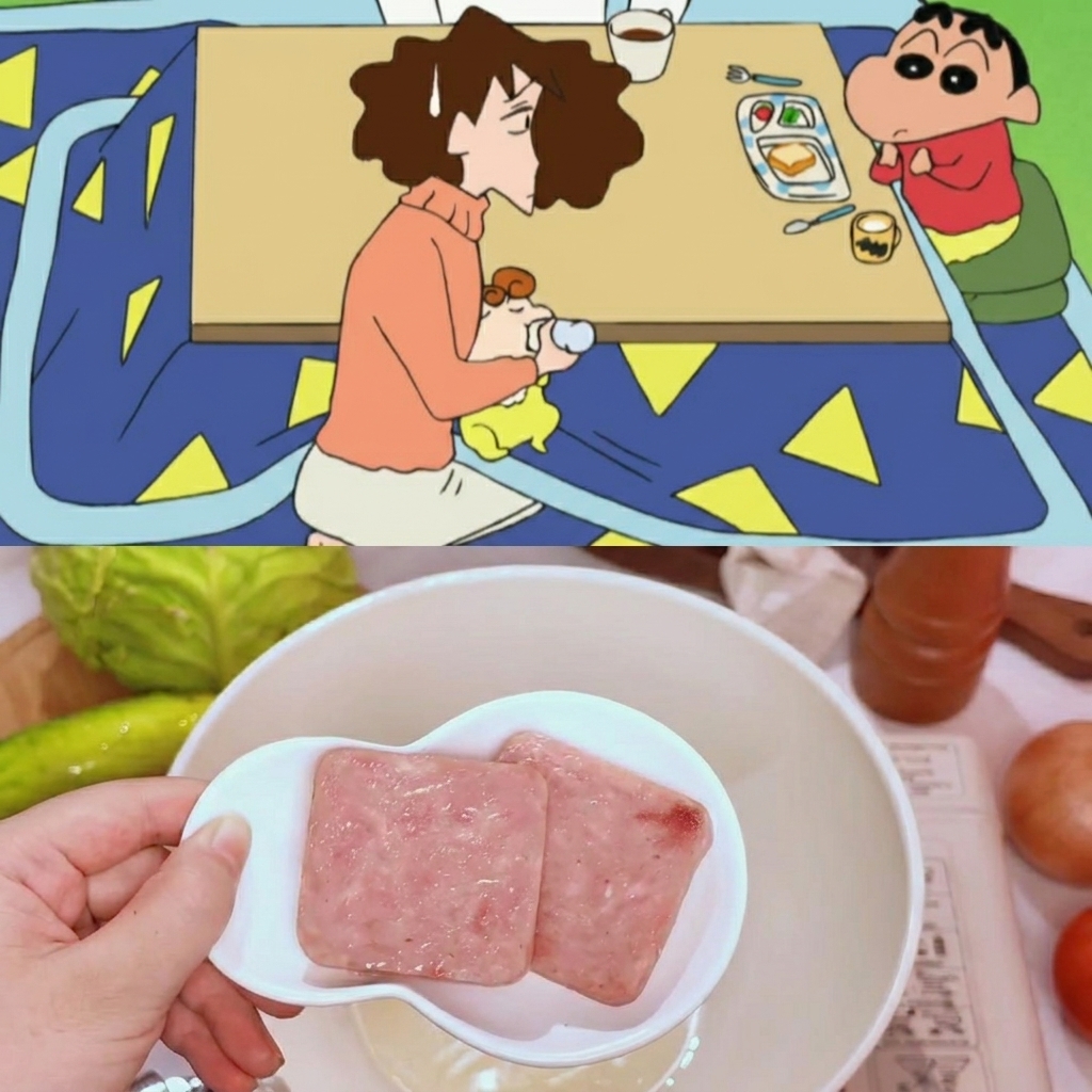 Deux tranches de luncheon meat grésillant dans une poêle à feu doux, devenant dorées.